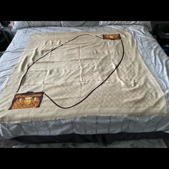 Louis Vuitton Monogram Shawl/Scarf/Wrap - Picture 4 of 9